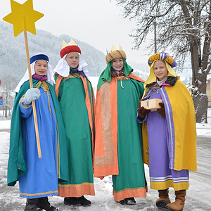 Sternsinger in Kirchdorf an der Krems:60 Kinder und 2 Gruppen Erwachsene besuchen in Kirchdorf 20 Gebiete am Samstag, Montag und Dienstag. 'Mehr als 100 Personen sind in unserer Pfarre an der Dreiköngis-Aktion beteiligt. Das ist schön, dass sich so 