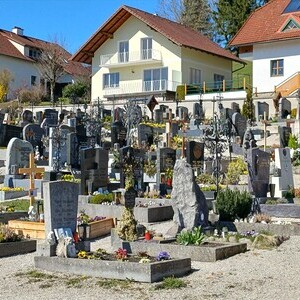 Gräber am Friedhof in Maria Neustift