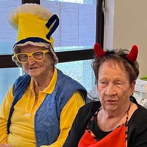 zwei verkleidete Personen