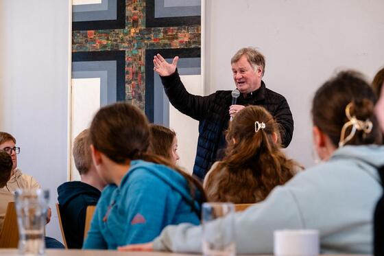 Nach der Mitfeier der Chrisam-Messe kamen die jungen Menschen bei Kuchen und Tee im Dompfarrhof mit Bischof Manfred Scheuer ins Gespräch.