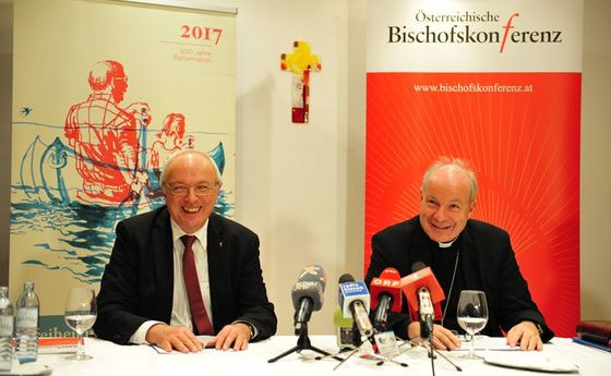 Bischof Michael Bünker (l.) und Kardinal Christoph Schönborn bei der gemeinsamen Erklärung der katholischen Bischofskonferenz und der evangelischen Kirchen in Österreich 