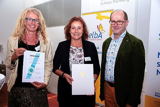 Astrid Gaisberger (SelbA-Digital), SelbA OÖ - Leiterin Maria Hofstadler, MBA und Dr. Christian Pichler, Leiter des Katholischen Bildungswerkes Oberösterreich mit der Urkunde des Ministeriums.