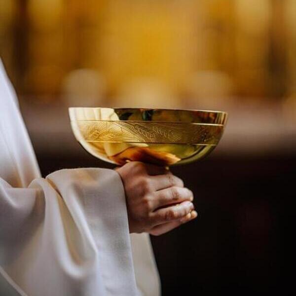 Ministrant hält die Hostienschale