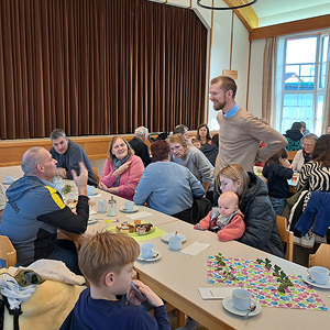 Gemütlicher Ausklang im Pfarrsaal