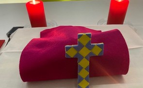 Von Bewohnerin gefertigtes Kreuz für das gemeinsame Gebet