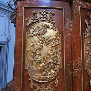 Holzrelief am Hochaltar: Lazarus liegt im Sterben und Engel tragen ihn in den Himmel