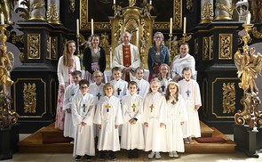 11 Kinder feiern Erstkommunion