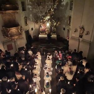 Die Kirche wird durch das Kerzenlicht erhellt