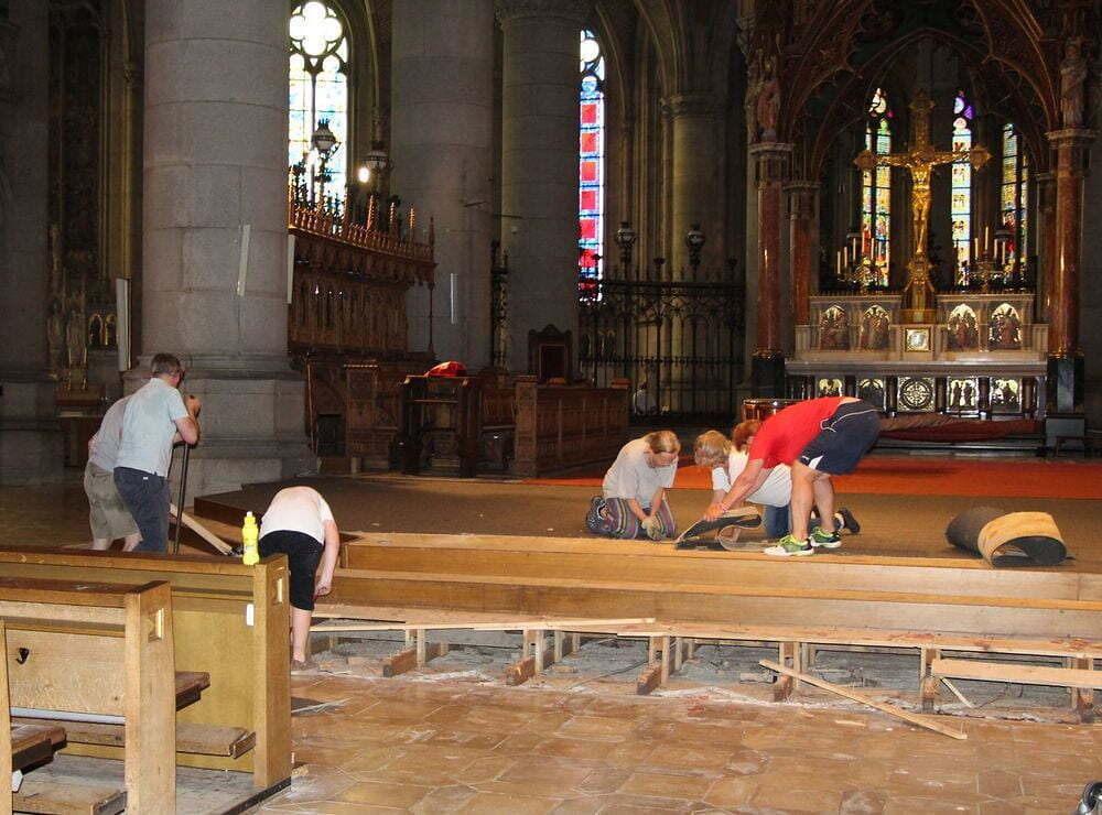 Start der Ausräumarbeiten im Mariendom Linz