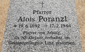 Gedenktafel für Pfarrer Alois Poranzl auf dem Linzer St.-Barbara-Friedhof