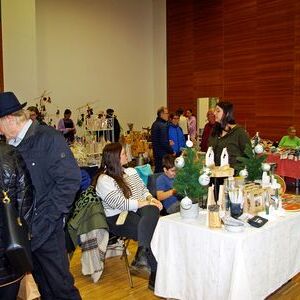 Weihnachtsbuchausstellung mit Kreativmarkt