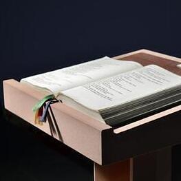 Heilige Schrift am Ambo