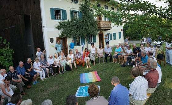 Vesper vor dem Jägerstätterhaus