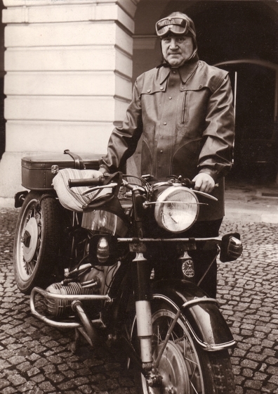 Der Bischof mit dem Motorrad