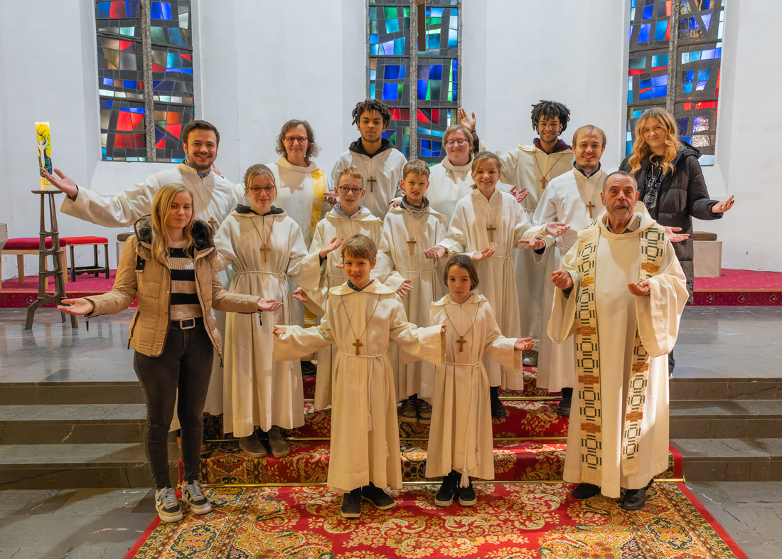 Christkönigssonntag wird der Sonntag vor dem neuen Kirchenjahr bezeichnet. Hier stehen die Ministrantinnen und Ministranten im Vordergrund, ihnen wird für ihren Dienst gedankt. Foto: Jack Haijes