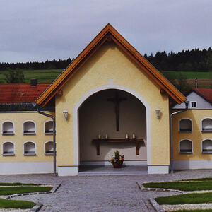 Dabei wurde auch ein Urnenfriedhof hergestellt.