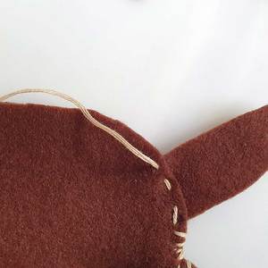 10 Ohren festnähen.