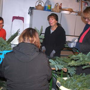 Adventkranzbinden der KFB Ottnang