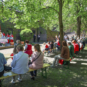 Feier im Innenhof der Pfarre