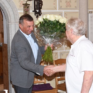 Für jedes Jahr als Pfarrer eine Rose
