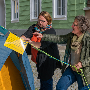 Sichtbarer Hinweis zum Tag der Flucht am Kirchenplatz in Kirchdorf an der Krems