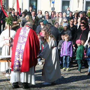 Palmweihe vor der Kirche