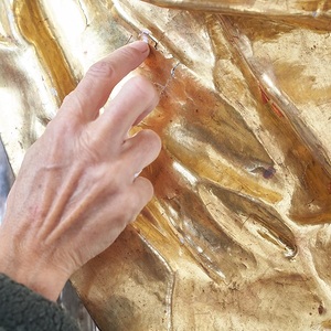 Schimmernder Faltenwurf