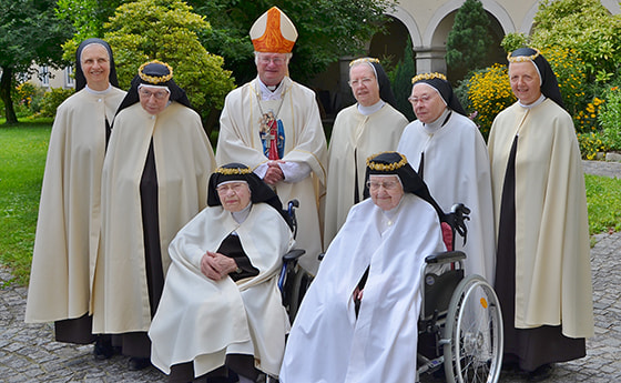 Hinten (v. l.): Generaloberin Sr. M. Michaela Pfeiffer-Vogl, Sr. M. Leopoldine Hollnsteiner, Bischof Manfred Scheuer, Sr. M. Judith Leitner, Sr. M. Amata Altmüller , Sr. M. Bernadette Steiner. 