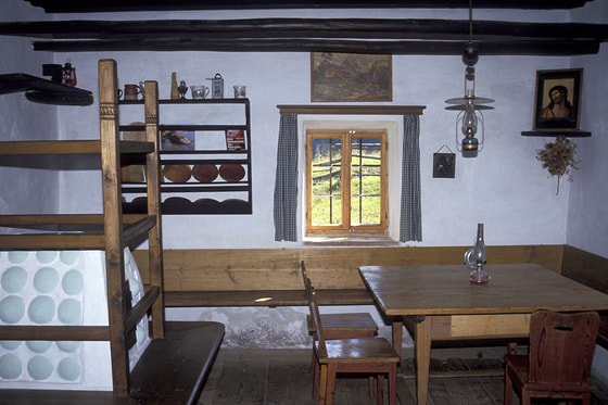 die gemütliche Almhüttenstube mit Kachelofen