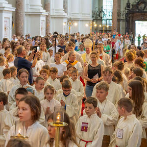 Rund 1.000 Ministrant*innen aus über 90 Pfarrgemeinden Oberösterreichs kamen am Samstag, 14. Juni, in das Stift St. Florian, wo der große Ministrant*innen-Tag der Diözese Linz stattfand. Veranstaltet vom Team Kinder | Katholische Jungschar, verwandel