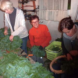 Adventkranzbinden der KFB Ottnang