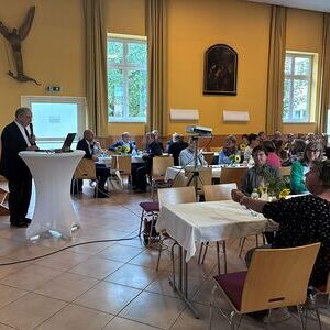 Dechant Johann Gmeiner begrüßte die zahlreich erschienenen Teilnehmenden und stimmte auf die Veranstaltung ein.