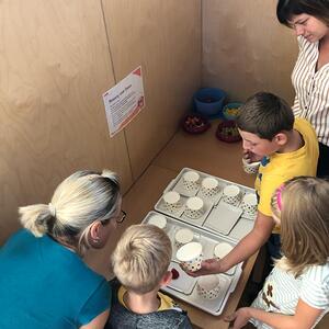 Kinder feiern Erntedank