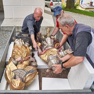 Verhüllen der Altäre