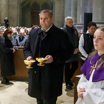 Bei der Gabenbereitung brachten ausgewählte Personen – u. a. Verwandte und Wegbegleiter:innen von Bischof Maximilian Aichern – die Gaben Brot und Wein zum Altar.
