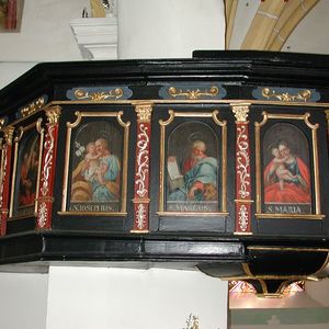 Schwarze Kanzel mit Heiligenbildern von Josephus, Marcus und Maria.