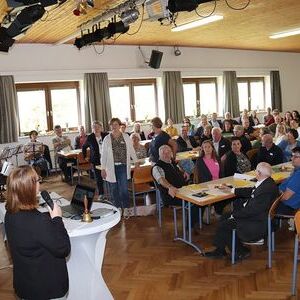 Mehr als 100 Vertreter:innen aus den 10 Pfarren und pastoralen Orten des Dekanates Grein waren ins Pfarrheim St. Georgen am Walde gekommen, um sich über den Prozess der Pfarrwerdung zu informieren und erste Schritte zum neuen Miteinander zu setzen.