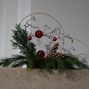 Weihnachtlich geschmückte Kirche in Kleinmünchen