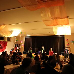 Föhnfarisur trifft Schulterpolster - Das Motto dieses Festes