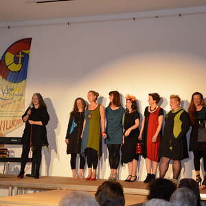 MODENSCHAU und Informationen über ökologisch und fair hergestellte Kleidung 