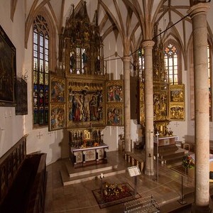 li: Neugotischer Kreuzaltar