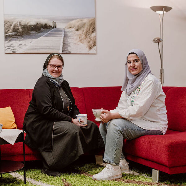 Sr. Ida Vorel, Ordensschwester bei den Franziskanerinnen von Vöcklabruck, und Naleen Khalil, Juristin aus Syrien, verbindet nicht nur, dass sie aus religiösen Gründen Schleier bzw. Hijab tragen.