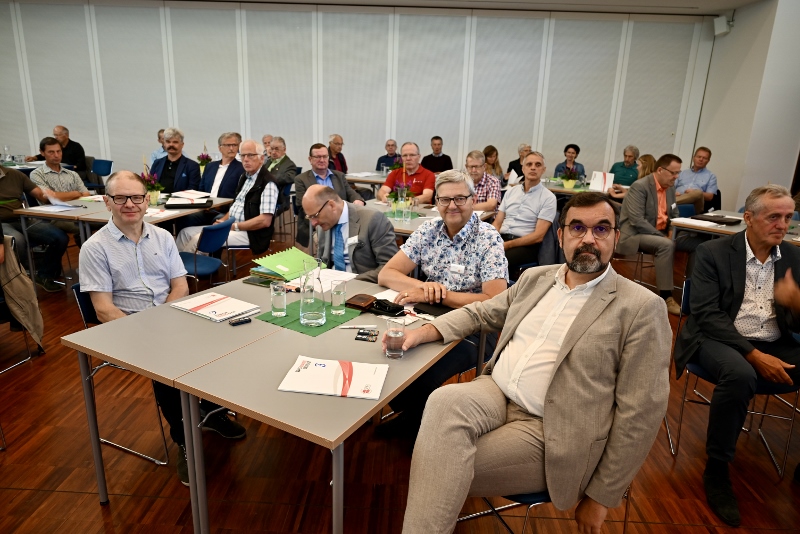 Teilnehmer der Diözesankonferenz - Helmut Außerwöger im Vordergrund