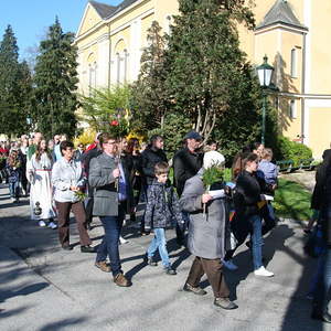 Palmweihe vor der Kirche