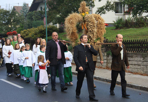 Festzug mit der Erntekrone