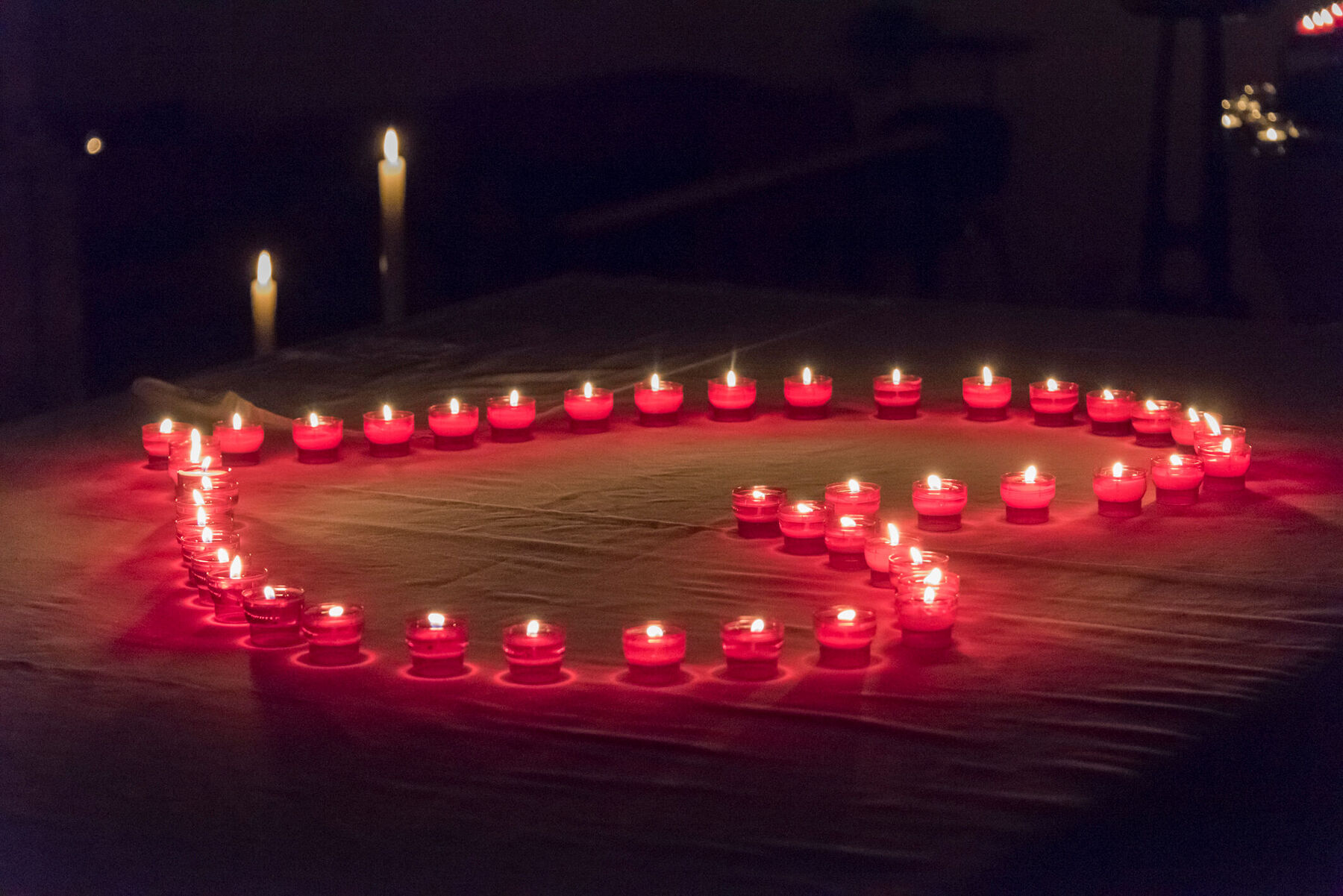 Herz aus brennenden Kerzen / © Diözese Linz / Jack Haijes „Nacht der 1000 Lichter 2026' – Entdecke das Heilige in dir