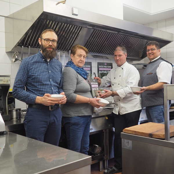 Probekochen und erstes Verkosten der köstlichen Suppen  v.l. Simon Voggeneder u. Anni Friesenecker (Mitglieder des Seelsorgeteams), Thomas Friesenecker (Suppen-Koch) und Roland Altreiter (Seelsorgeverantwortlicher