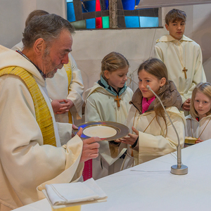 Aufnahme von neuen Minis beim Gottesdienst am Christkönigs-Sonntag