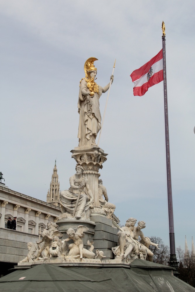 Die Statue Palas Athene vor dem österreichischen Parlament