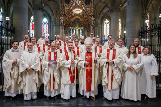 Der neugeweihte Diakon Mateusz Krzysztof Kadziola mit Bischof Manfred Scheuer und den mitfeiernden Priestern, Diakonen und Seelsorgerinnen.